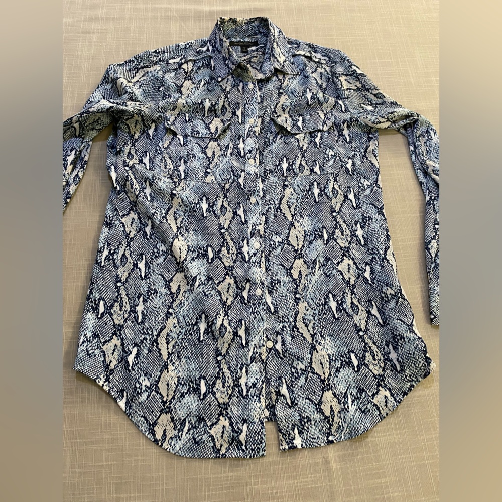 Banana Republic blouse blue snake print. Size Small Tall - Picture 5 of 16